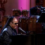 Stevie Wonder se apresenta ao piano, em imagem que ilustra a ação em que Stevie Wonder pede despejo de ex-noiva
