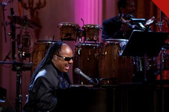 Stevie Wonder se apresenta ao piano, em imagem que ilustra a ação em que Stevie Wonder pede despejo de ex-noiva