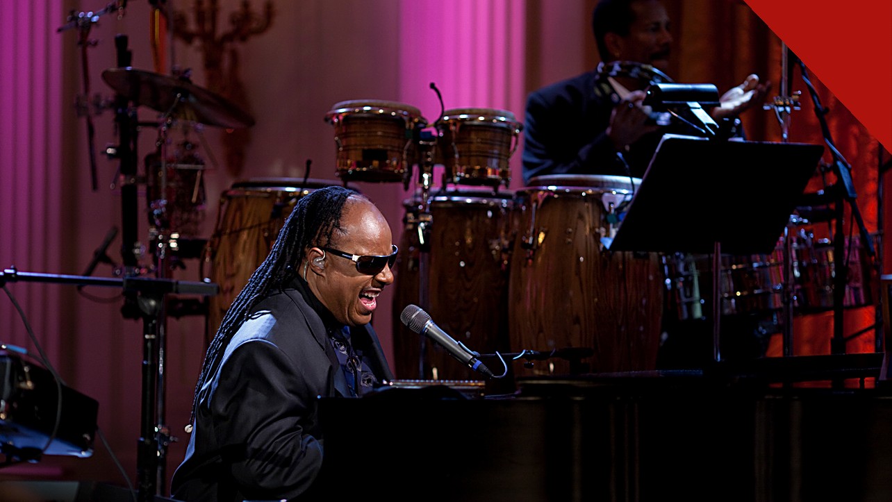 Stevie Wonder se apresenta ao piano, em imagem que ilustra a ação em que Stevie Wonder pede despejo de ex-noiva