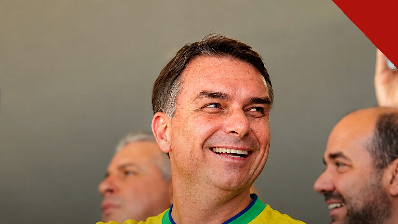 Datafolha aponta empate técnico: Flávio Bolsonaro sorrindo com a camisa da seleção brasileira em foto oficial, na capa sobre a pesquisa do segundo turno