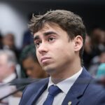 TSE limita publicações de Nikolas e Marçal: deputado Nikolas Ferreira em sessão na Câmara dos Deputados, de terno azul e gravata