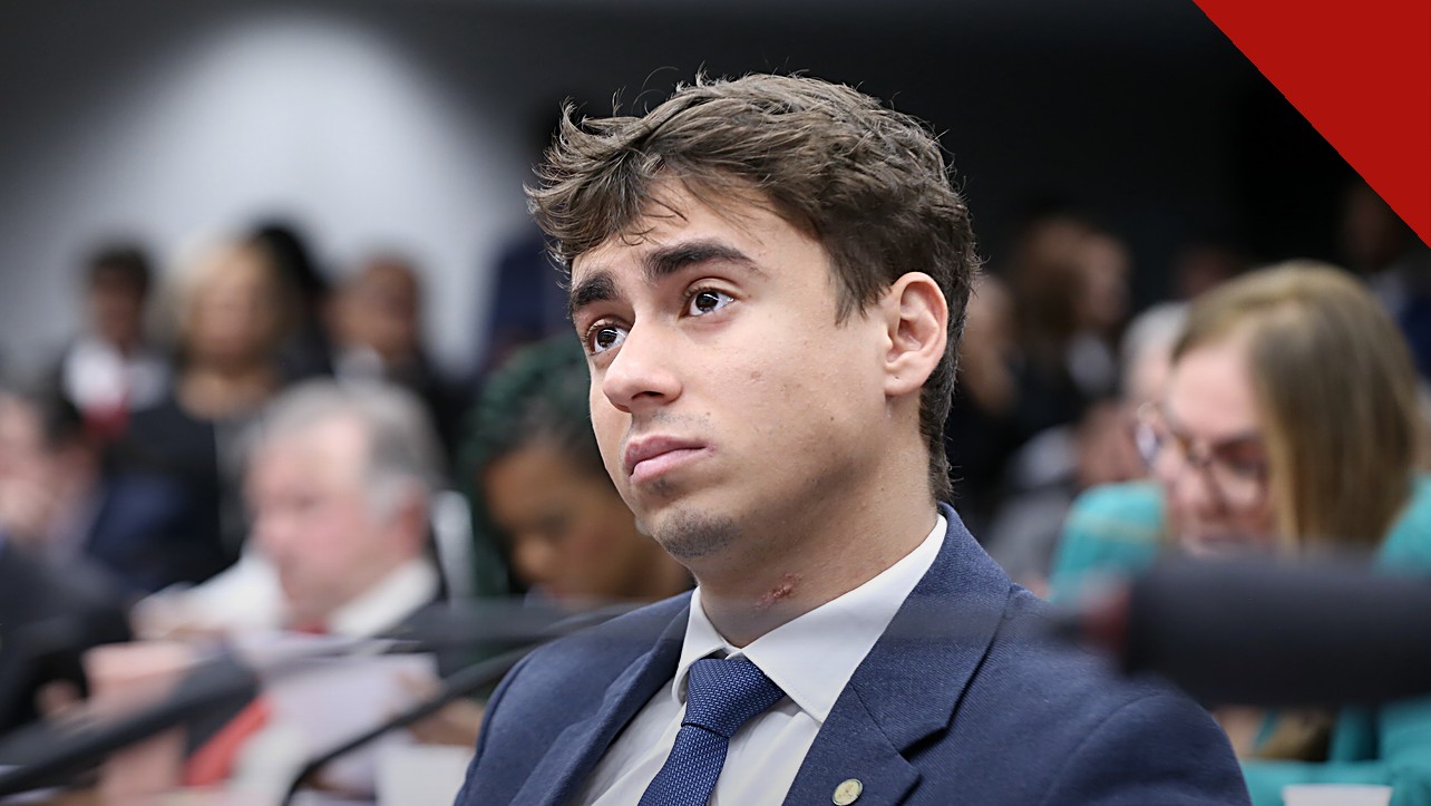 TSE limita publicações de Nikolas e Marçal: deputado Nikolas Ferreira em sessão na Câmara dos Deputados, de terno azul e gravata