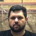 STF torna Oswaldo Eustáquio réu: jornalista Oswaldo Eustáquio de camisa preta em foto de arquivo divulgada nas redes sociais