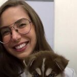 Estudante Isadora Borges sorrindo e segurando um filhote de cachorro, em foto que ilustra a reportagem sobre como o caso Isadora Borges pode ser reaberto após recurso do Ministério Público Federal