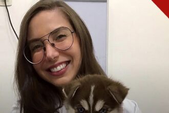 Estudante Isadora Borges sorrindo e segurando um filhote de cachorro, em foto que ilustra a reportagem sobre como o caso Isadora Borges pode ser reaberto após recurso do Ministério Público Federal