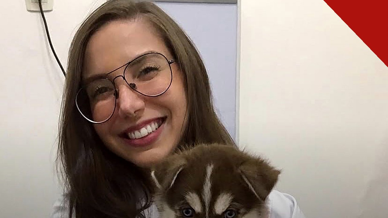 Estudante Isadora Borges sorrindo e segurando um filhote de cachorro, em foto que ilustra a reportagem sobre como o caso Isadora Borges pode ser reaberto após recurso do Ministério Público Federal