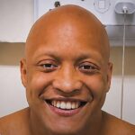 cantor gospel Jonatha Calixto fará nova cirurgia: o cantor sorri durante a internação hospitalar para o tratamento de um câncer