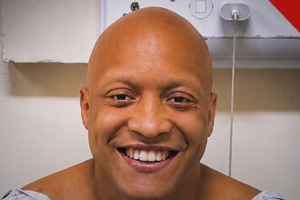 cantor gospel Jonatha Calixto fará nova cirurgia: o cantor sorri durante a internação hospitalar para o tratamento de um câncer