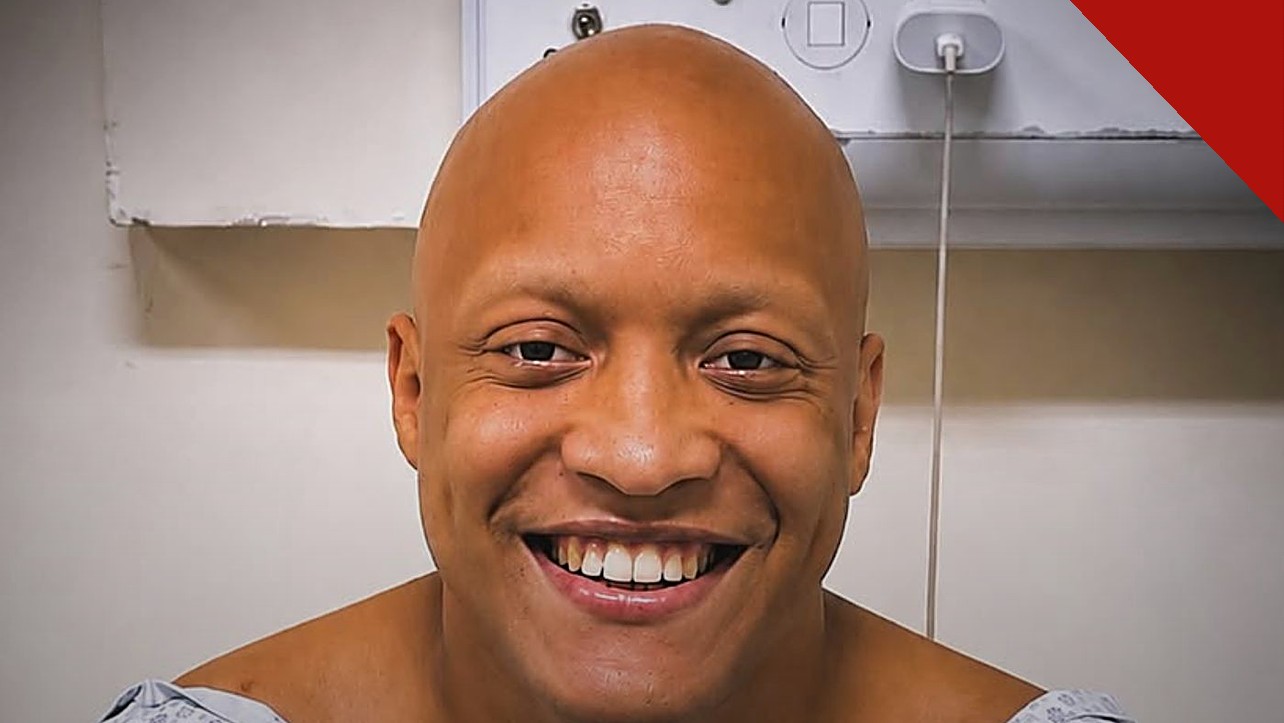 cantor gospel Jonatha Calixto fará nova cirurgia: o cantor sorri durante a internação hospitalar para o tratamento de um câncer