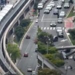 guindaste cai sobre monotrilho em São Paulo: trem da Linha 15-Prata na via elevada e o guindaste caído sobre a Avenida Anhaia Mello