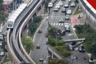 guindaste cai sobre monotrilho em São Paulo: trem da Linha 15-Prata na via elevada e o guindaste caído sobre a Avenida Anhaia Mello