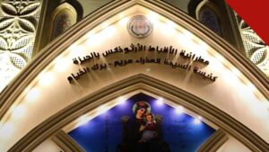 Fachada iluminada da Igreja da Virgem Maria em Gizé, no Egito, com imagem da Virgem com o Menino, em foto que ilustra o caso em que um suspeito é preso após incêndio em igreja no Egito