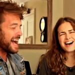 irmão de Lua Blanco compõe música: Lua Blanco sorrindo ao lado do irmão Pedro Sol Blanco, em foto de arquivo dos dois juntos