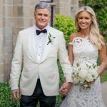 Sean Hannity e Ainsley Earhardt se casam: o casal de apresentadores da Fox News de mãos dadas, ele de smoking branco e ela de vestido de noiva, diante da igreja