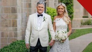Sean Hannity e Ainsley Earhardt se casam: o casal de apresentadores da Fox News de mãos dadas, ele de smoking branco e ela de vestido de noiva, diante da igreja