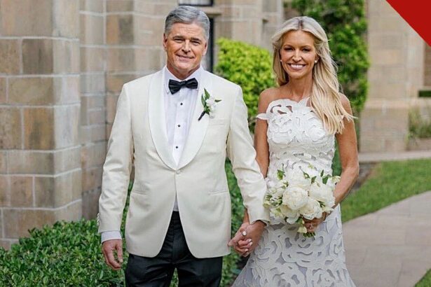 Sean Hannity e Ainsley Earhardt se casam: o casal de apresentadores da Fox News de mãos dadas, ele de smoking branco e ela de vestido de noiva, diante da igreja