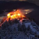 incêndio no Ninho da Águia de Hitler: o edifício do Kehlsteinhaus em chamas durante a noite, no topo nevado da montanha nos Alpes da Baviera