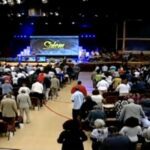 Fiéis em culto de igreja nos Estados Unidos, em levantamento que mostra que pastores não apoiam candidatos no púlpito