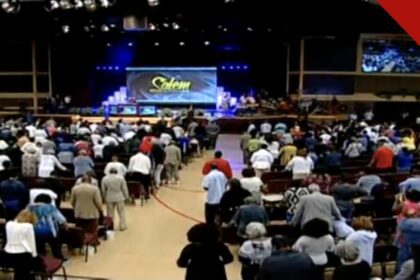 Fiéis em culto de igreja nos Estados Unidos, em levantamento que mostra que pastores não apoiam candidatos no púlpito