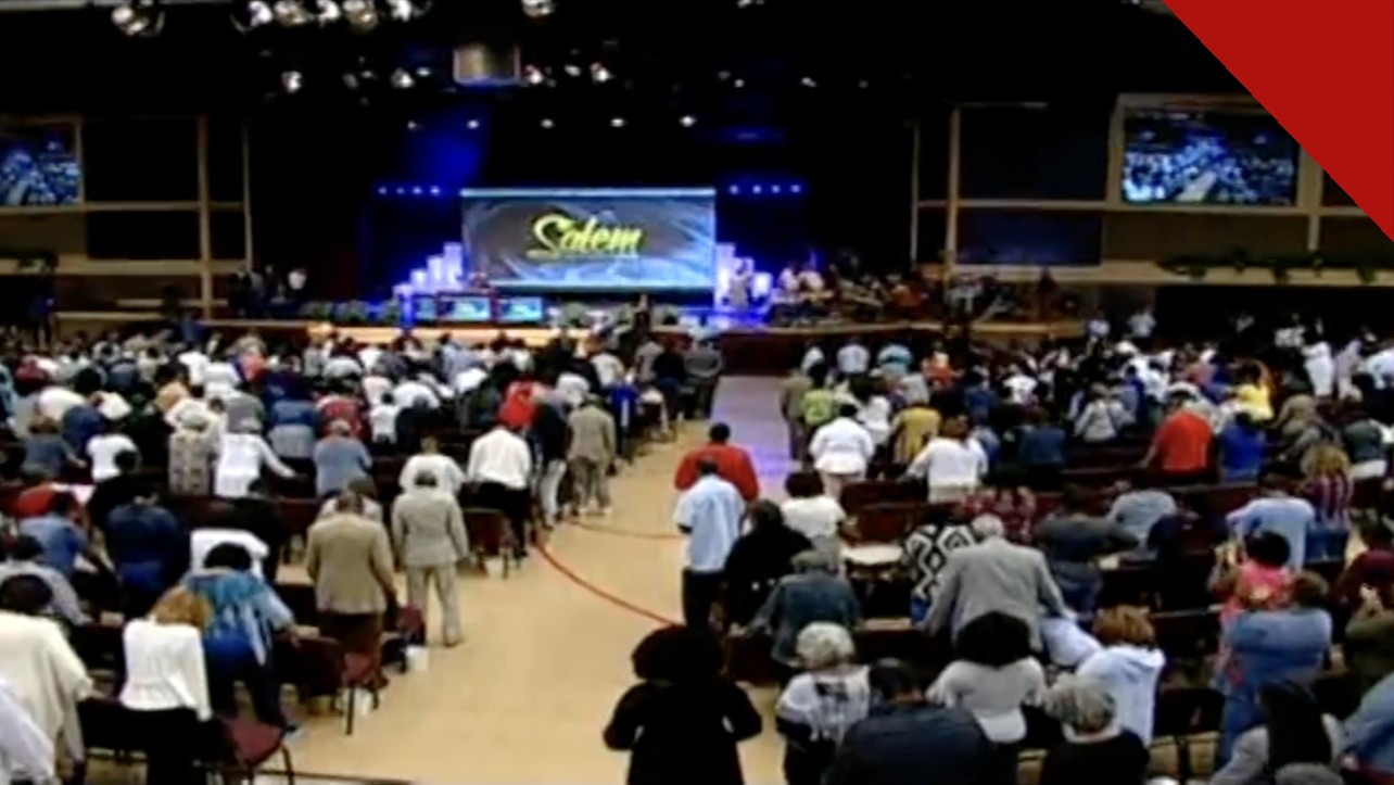 Fiéis em culto de igreja nos Estados Unidos, em levantamento que mostra que pastores não apoiam candidatos no púlpito
