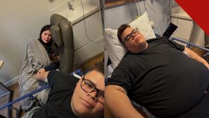 Gordão da XJ é levado ao hospital: o influenciador deitado em leito hospitalar ao lado da esposa Nicolle Caroline, em fotos do atendimento deste sábado