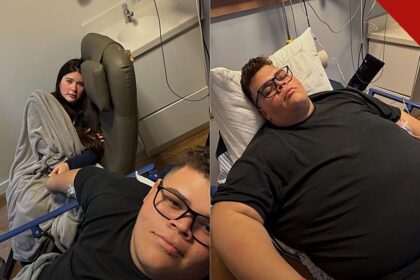 Gordão da XJ é levado ao hospital: o influenciador deitado em leito hospitalar ao lado da esposa Nicolle Caroline, em fotos do atendimento deste sábado