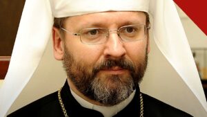 Shevchuk entrega lista de prisioneiros ao Papa: arcebispo Sviatoslav Shevchuk de klobuk branco e óculos, líder da Igreja Greco-Católica Ucraniana