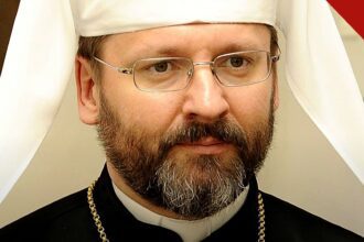 Shevchuk entrega lista de prisioneiros ao Papa: arcebispo Sviatoslav Shevchuk de klobuk branco e óculos, líder da Igreja Greco-Católica Ucraniana