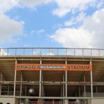tiroteio perto de estádio na Flórida: fachada do Bragg Memorial Stadium, estádio da Florida A&M University em Tallahassee, com o nome do estádio em faixa laranja