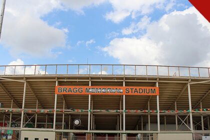 tiroteio perto de estádio na Flórida: fachada do Bragg Memorial Stadium, estádio da Florida A&M University em Tallahassee, com o nome do estádio em faixa laranja