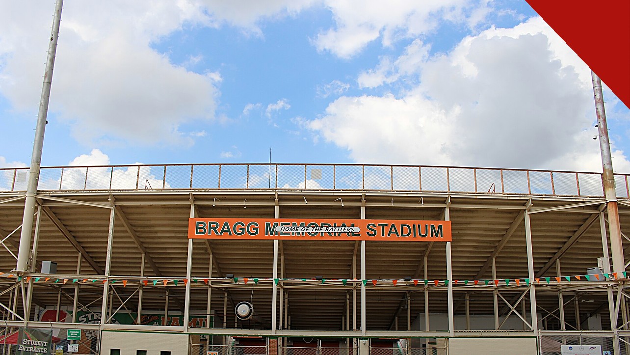 tiroteio perto de estádio na Flórida: fachada do Bragg Memorial Stadium, estádio da Florida A&M University em Tallahassee, com o nome do estádio em faixa laranja