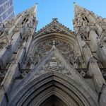 Arquidiocese de Nova York fecha acordo: fachada da Catedral de São Patrício, em Nova York, com as duas torres góticas