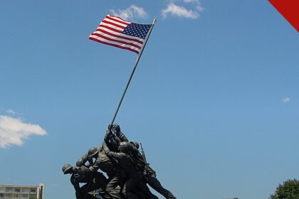 ataque ao memorial de Iwo Jima: estátua do Marine Corps War Memorial com fuzileiros hasteando a bandeira dos Estados Unidos sob céu azul
