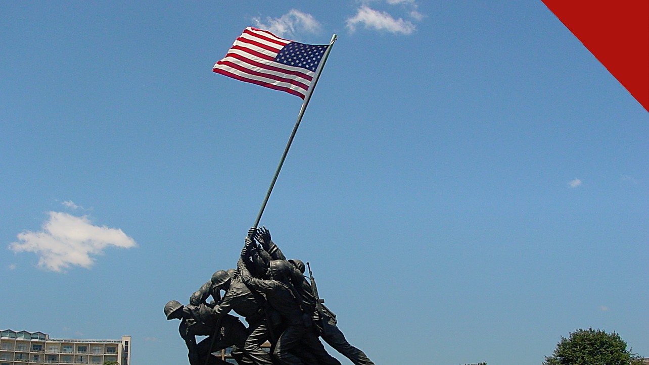 ataque ao memorial de Iwo Jima: estátua do Marine Corps War Memorial com fuzileiros hasteando a bandeira dos Estados Unidos sob céu azul