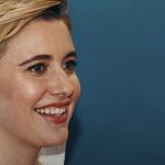 filme Nárnia de Greta Gerwig: a diretora Greta Gerwig sorrindo em evento do Festival de Cannes em 2024