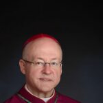 arcebispo de Milwaukee pede desculpas: retrato oficial do arcebispo Jeffrey Grob com veste magenta, cruz peitoral e solidéu vermelho
