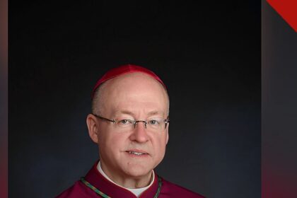arcebispo de Milwaukee pede desculpas: retrato oficial do arcebispo Jeffrey Grob com veste magenta, cruz peitoral e solidéu vermelho