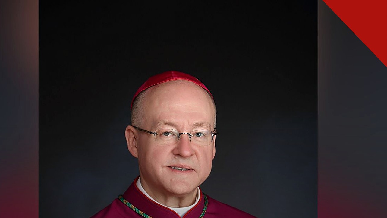 arcebispo de Milwaukee pede desculpas: retrato oficial do arcebispo Jeffrey Grob com veste magenta, cruz peitoral e solidéu vermelho