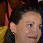 retorno de María Corina Machado: retrato da líder oposicionista venezuelana sorrindo para a câmera