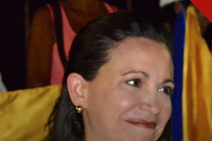 retorno de María Corina Machado: retrato da líder oposicionista venezuelana sorrindo para a câmera