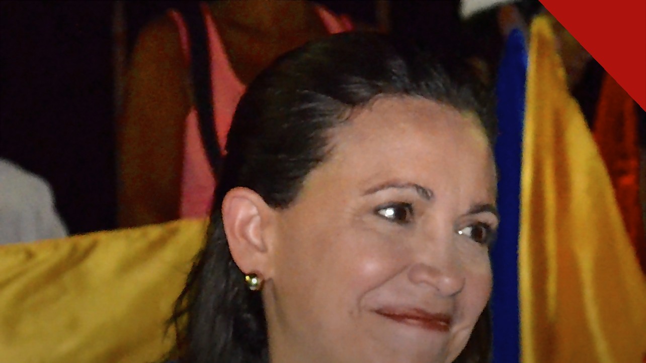 retorno de María Corina Machado: retrato da líder oposicionista venezuelana sorrindo para a câmera