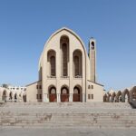 cristãos detidos no Egito: fachada da Catedral Copta de São Marcos, em Abbassia, no Cairo, com torres e cruzes