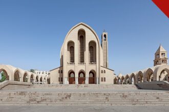 cristãos detidos no Egito: fachada da Catedral Copta de São Marcos, em Abbassia, no Cairo, com torres e cruzes