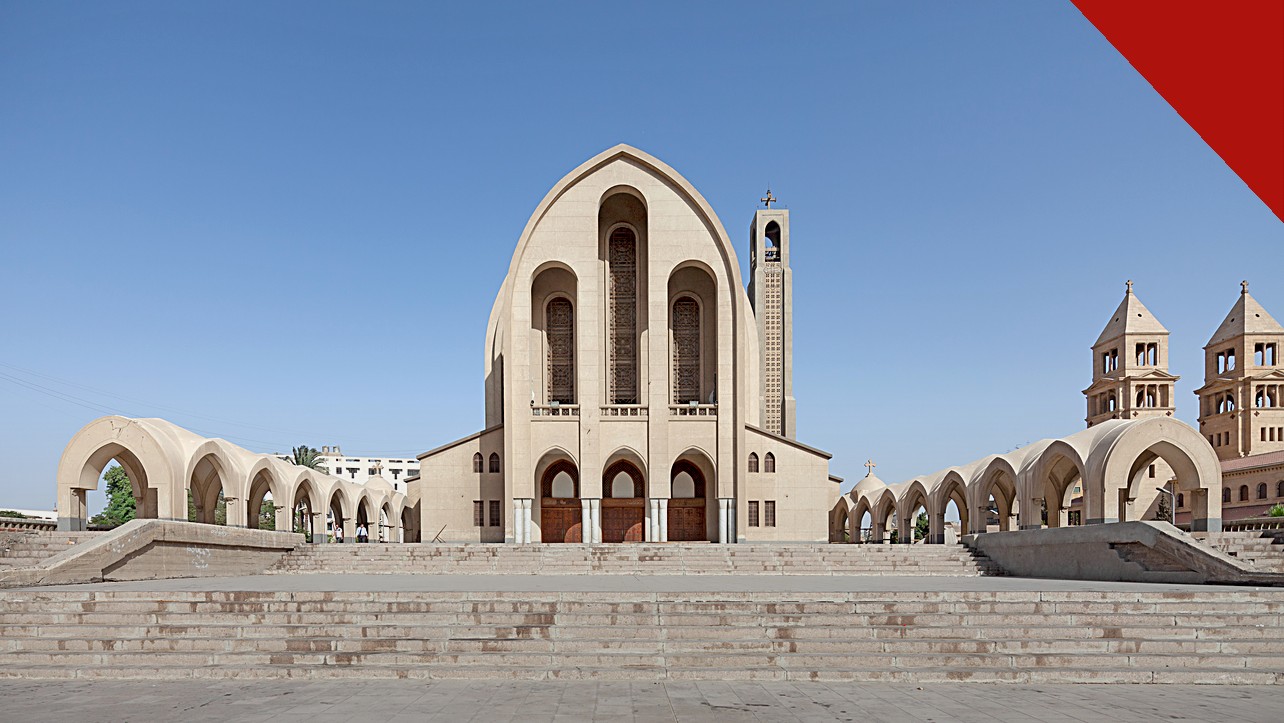 cristãos detidos no Egito: fachada da Catedral Copta de São Marcos, em Abbassia, no Cairo, com torres e cruzes