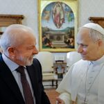 Papa Leão XIV pede paz: o Pontífice de vestes brancas falando aos fiéis em audiência no Vaticano