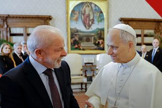 Papa Leão XIV pede paz: o Pontífice de vestes brancas falando aos fiéis em audiência no Vaticano