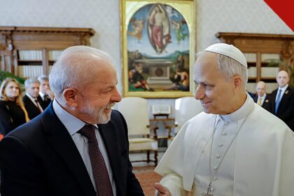 Papa Leão XIV pede paz: o Pontífice de vestes brancas falando aos fiéis em audiência no Vaticano