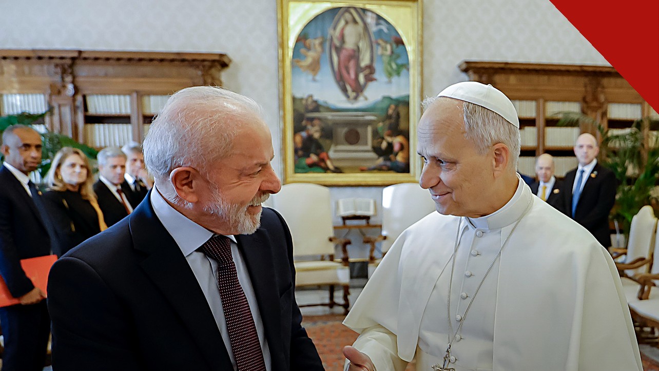 Papa Leão XIV pede paz: o Pontífice de vestes brancas falando aos fiéis em audiência no Vaticano