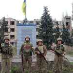 trégua humanitária em Oleshky: rua de Vysokopillia, na região de Kherson, após a libertação da cidade, com bandeira da Ucrânia