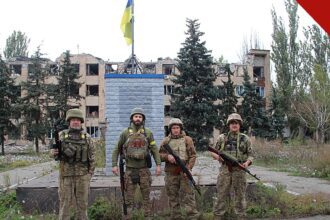 trégua humanitária em Oleshky: rua de Vysokopillia, na região de Kherson, após a libertação da cidade, com bandeira da Ucrânia